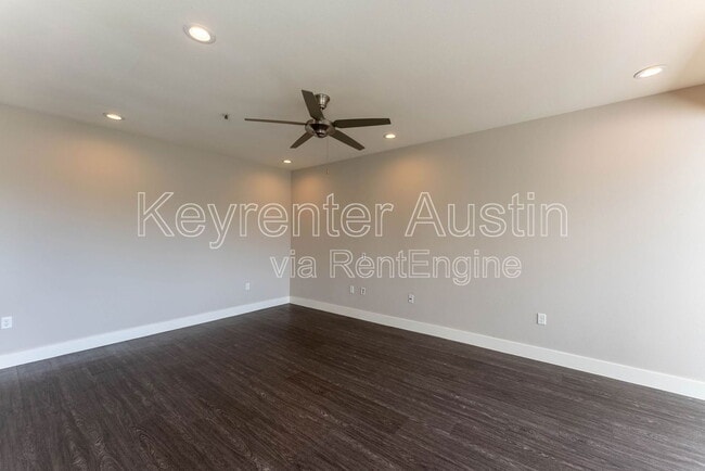 Building Photo - 604 N Bluff Dr