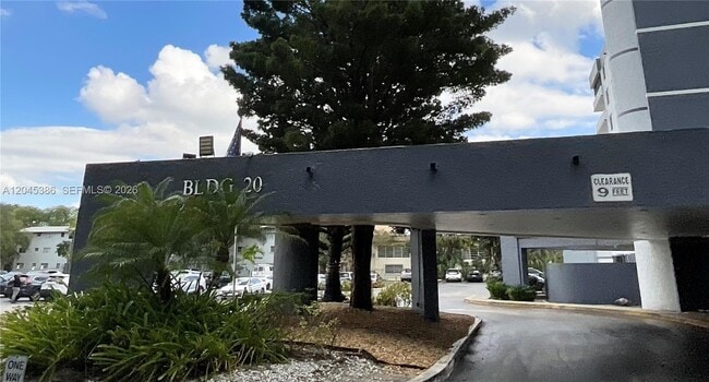 Building Photo - 919 Hillcrest Dr