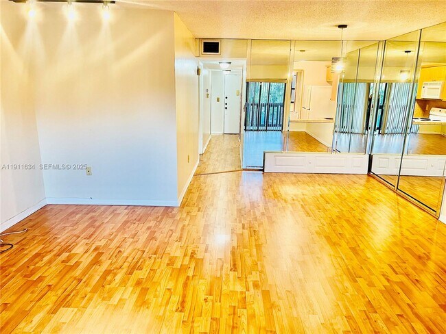 Building Photo - 1021 Mockingbird Ln