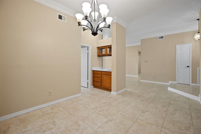 Building Photo - 710 Lochnell Dr