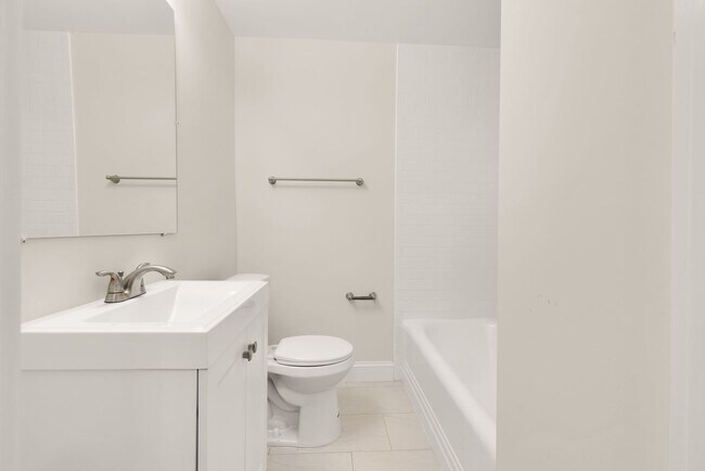 Building Photo - Newly Renovated 3BR/1BA - WASHEY/DRYER - I...