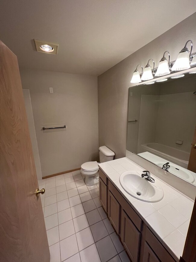 Building Photo - Charming 2 Bedroom Condo minutes from I5 a...