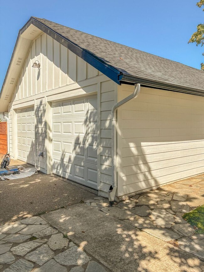 Building Photo - 1095 Donna Ave NE