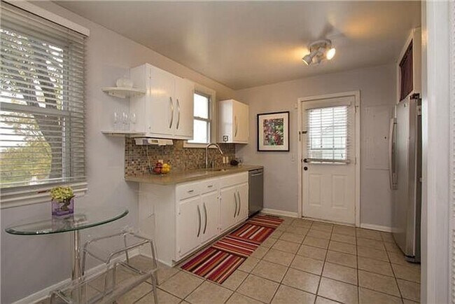 Building Photo - Adorable 2 Bedroom 1 Bath Home in Sylvan Heights!