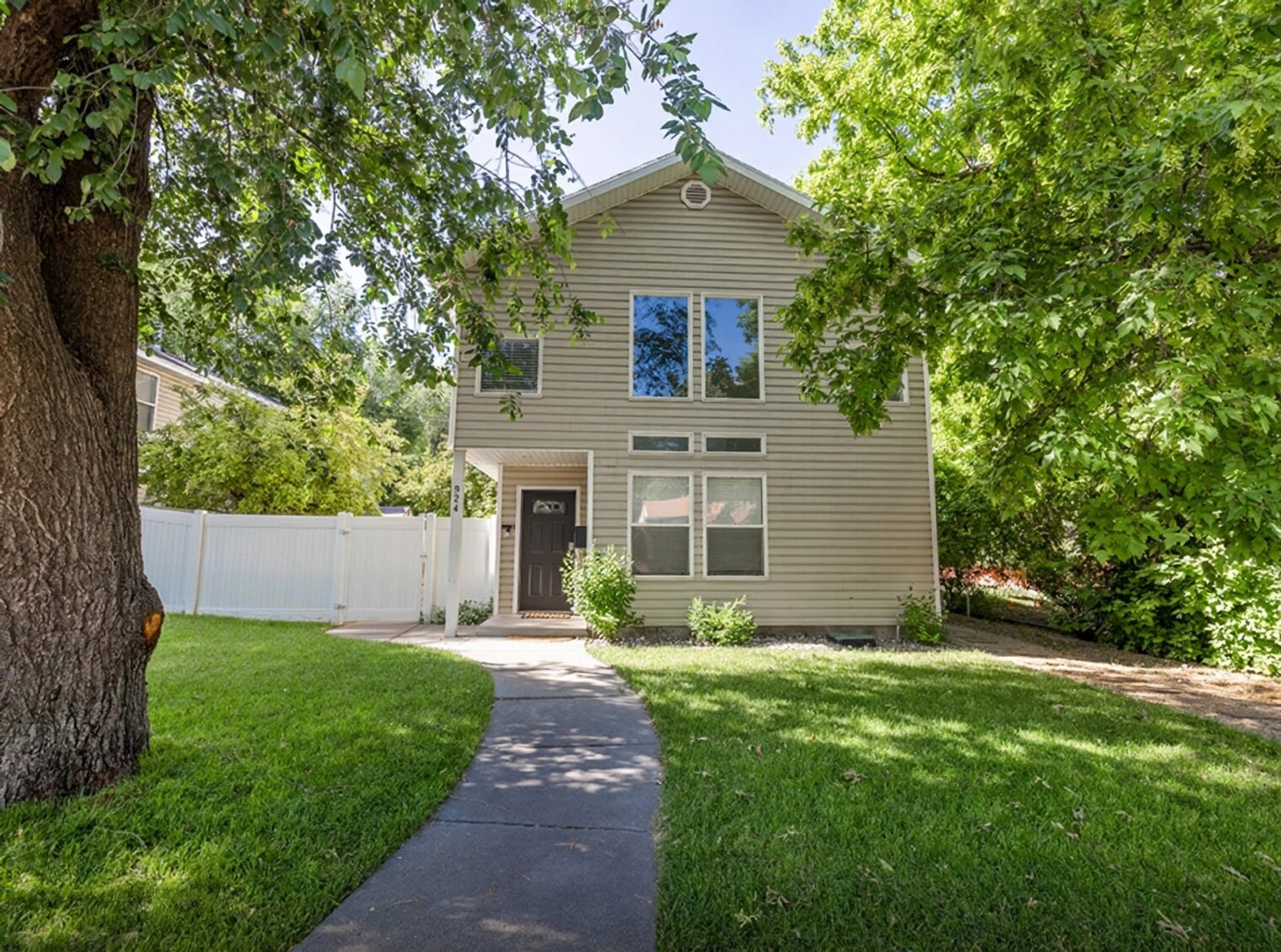 Building Photo - 924 Lowell Ave S