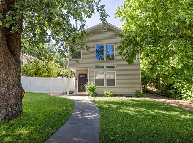 Building Photo - 924 Lowell Ave S