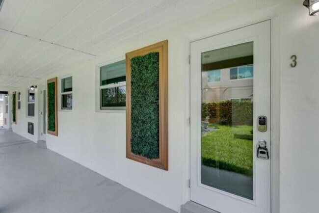 Building Photo - 612 NE 14th Ave