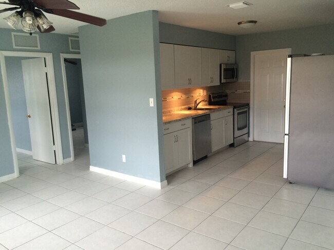 Living area, kitchen - 634 SW 4th Ave