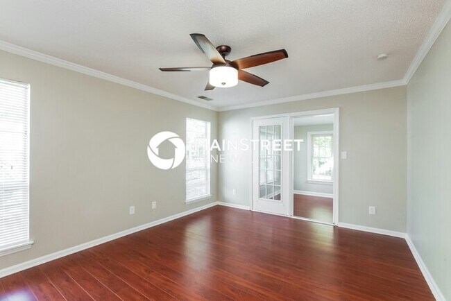 Building Photo - 4 Bedroom Pet-Friendly Home in Charlotte, NC with Main Street Renewal