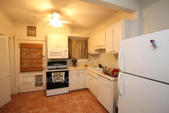 Building Photo - 664 Norwood St