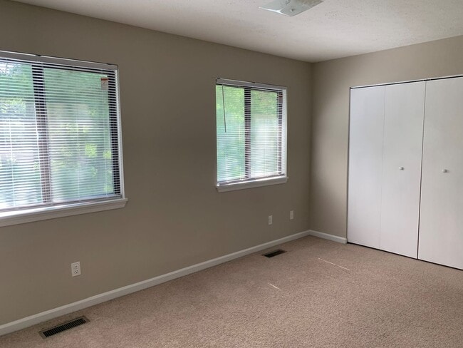 Building Photo - 3 Bedroom Townhouse Close to Liberty Unive...