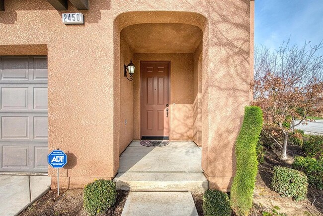 Building Photo - 2450 E Oakmont Ave