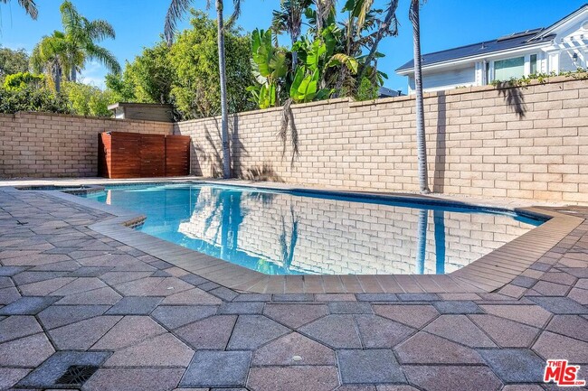 Building Photo - 7513 W 83rd St