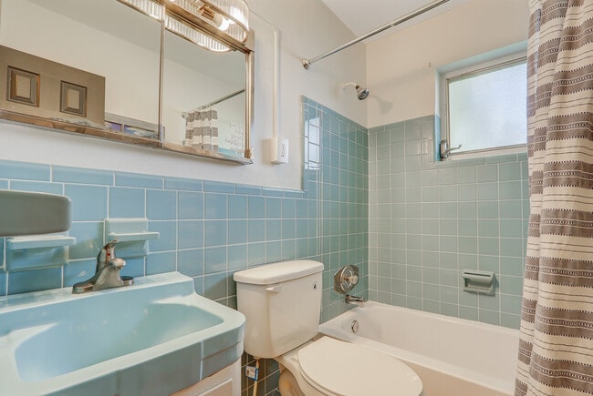 Building Photo - 8336 SE Palm St