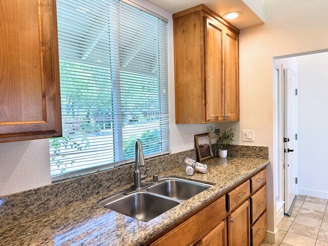 Building Photo - 1661 La Paloma Ct
