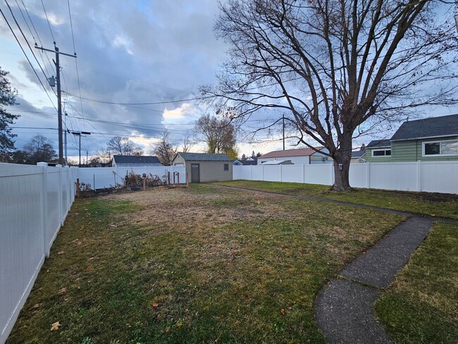 Building Photo - Stunning home in north Spokane