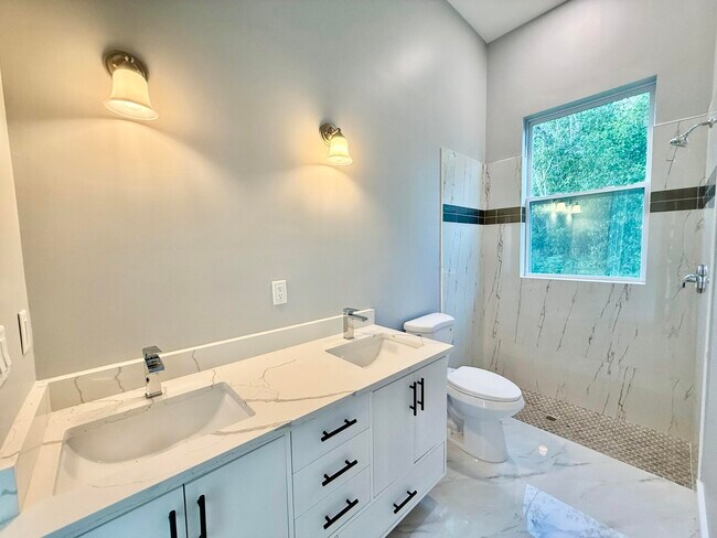 Building Photo - 675 NE Moss Rose Pl