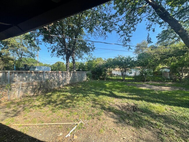 Building Photo - 2113 Cloverdale St