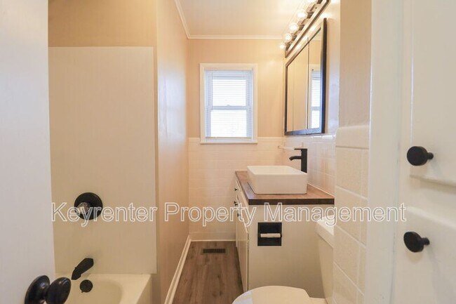 Building Photo - 1705 Bixby Rd