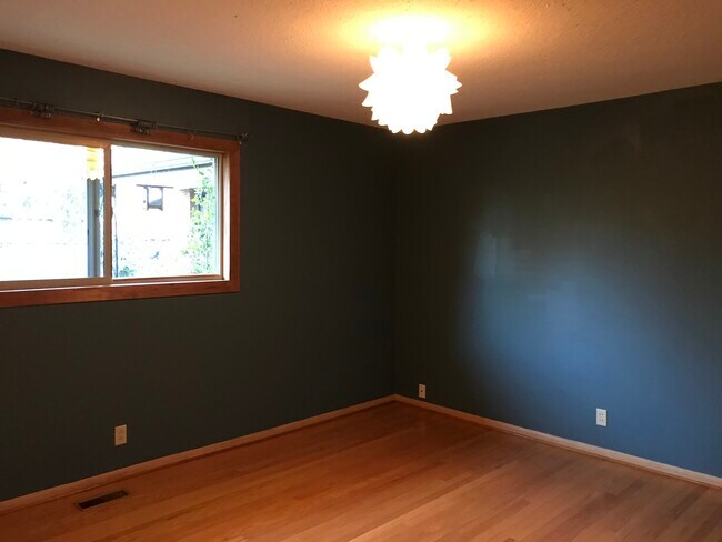 Bedroom - 703 SE 70th Ave