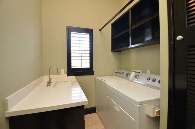 Building Photo - 1818 Binz St