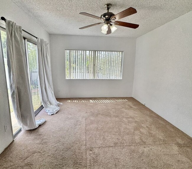 Building Photo - 1554 E Woodbury Rd