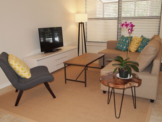 Building Photo - ** EMERALD WOODS ** 2-BED\2-BATH FIRST FLO...