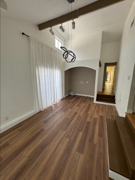 Building Photo - 720 Oakwood Ave