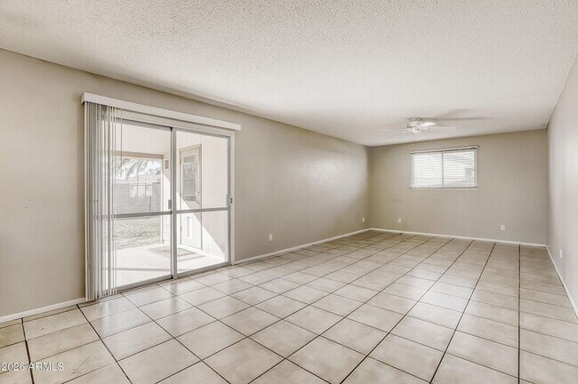 Building Photo - 921 E Campus Dr