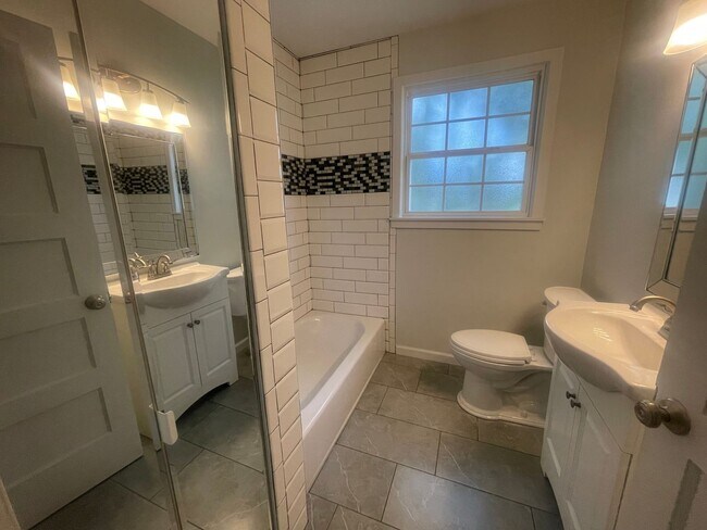 Building Photo - Broadmoor Gem! Move In Ready So Hurry!