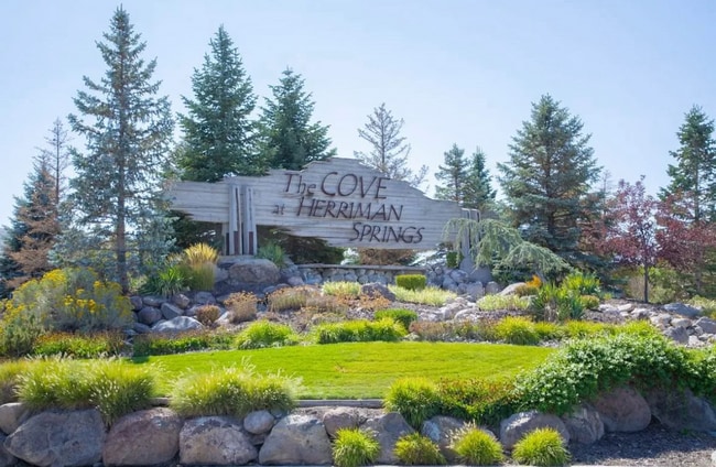 Building Photo - 6 Bed/3.5 Bathroom house in Herriman