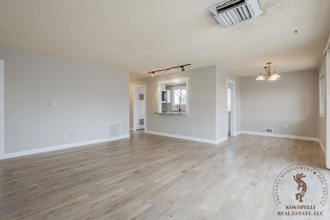 Building Photo - 566 N 24th St