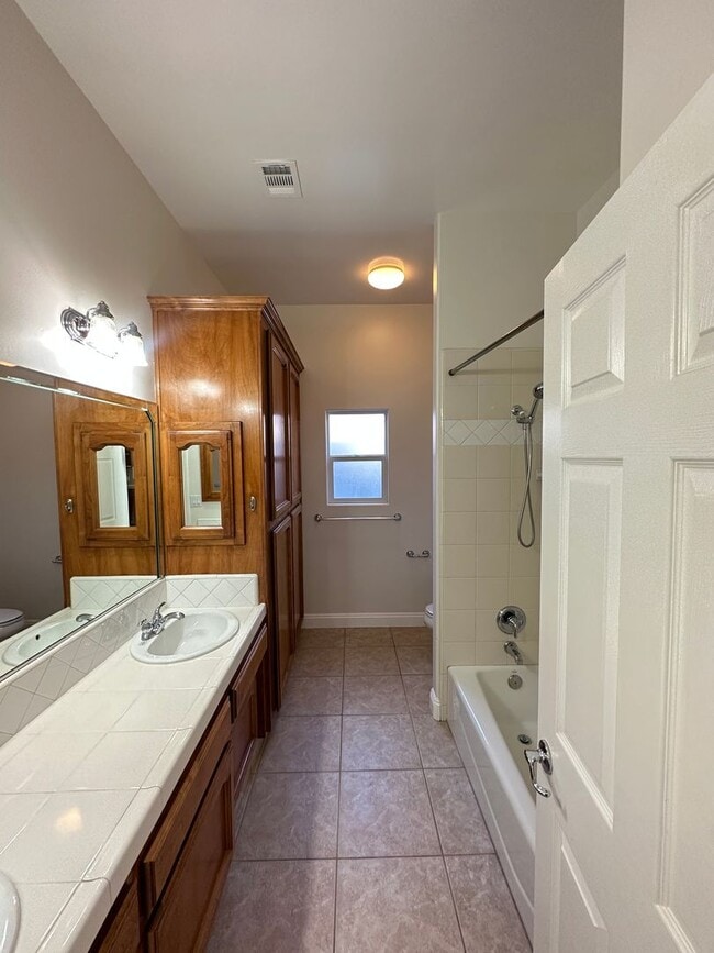 Building Photo - Elegant 4-Bedroom Home in the Prestigious ...