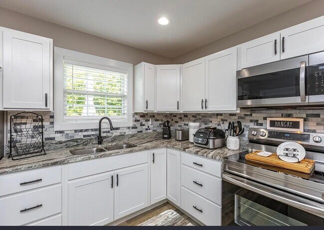Building Photo - 647 Four Winds Dr
