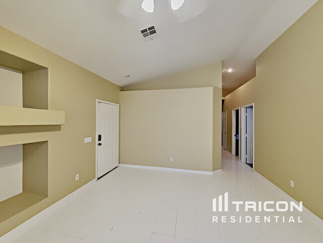 Building Photo - 2727 W Richmar Ave