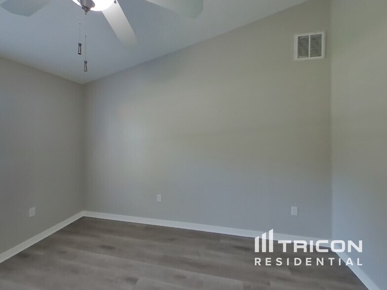 Building Photo - 1152 Tryon Cir