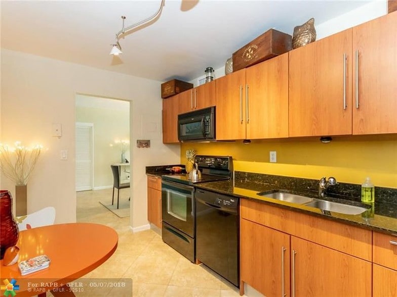 Building Photo - 3000 S Ocean Dr