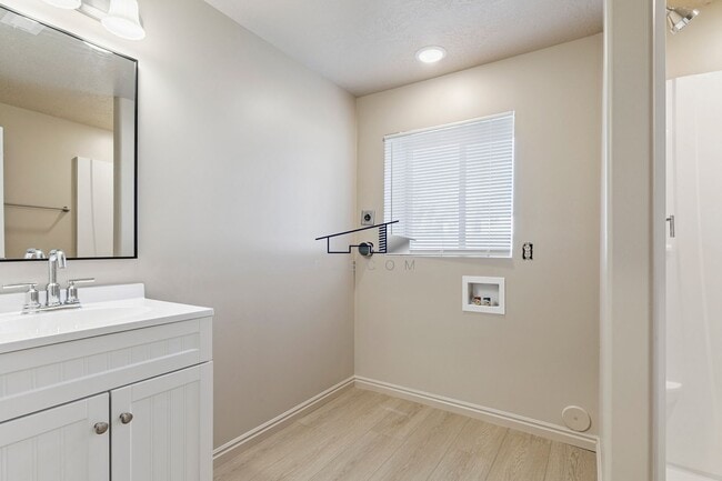 Building Photo - Updated Roy Utah 5 Bedroom 2 Bathroom Home!!