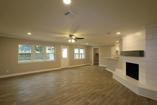 Building Photo - 511 Rosewood Dr