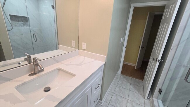 Building Photo - 2112 Quincy Ct