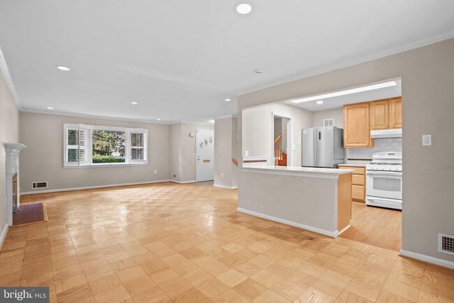 Building Photo - 1415 Mayflower Dr