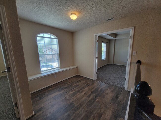 Building Photo - Charming 4 beds 2 baths in San Antonio!