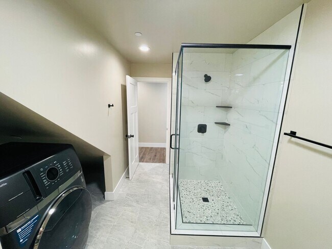 Building Photo - 3 bed 2 bath 1 car garage townhouse in Sou...