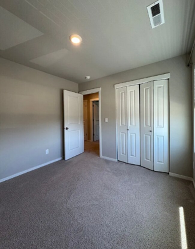 Building Photo - Stylish 4 bed/2.5 bath house