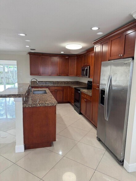 Building Photo - 881 Camellia Dr