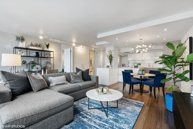 Building Photo - 200 E Delaware Pl