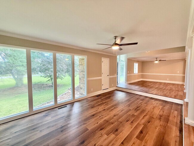 Building Photo - Newly Remodeled Ranch-Style 4BD, 3.5BA Ral...