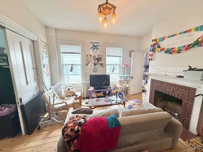 Building Photo - 3 Bedroom Apartment in Burlington VT Available 6/5-6/15!