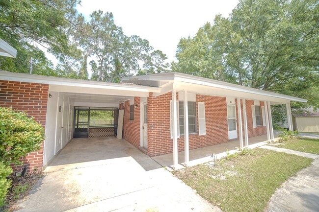 Building Photo - 3 Bed / 2 Bath Brick Home With Yard In Town