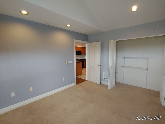 Building Photo - Top Floor Condo Located in First Hill with 2 Parking Spots Included!!!